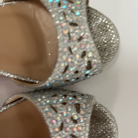 Fantastic 92-K Girl’s Rhinestone Cutout Buckle Ankle Strap Chunk Heels size 12 - Picture 9 of 11